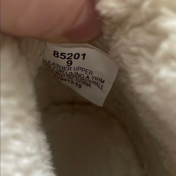 Minnetonka Women’s 9 Cozy Brown Winter Boots with Plush Lining - Picture 6 of 7